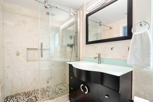 Building Photo - 3003 W Vina Del Mar Blvd