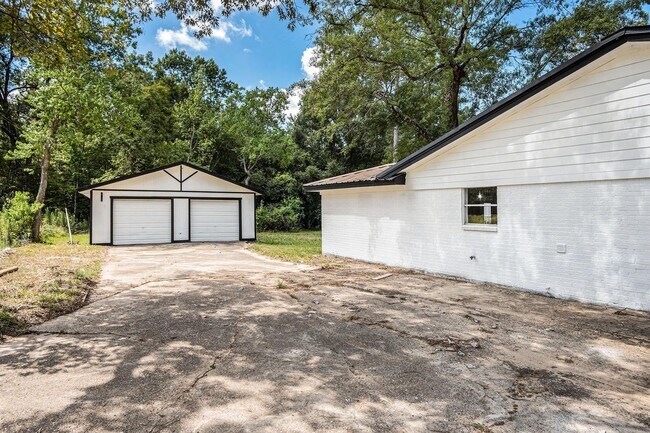 Building Photo - Updated 4 bedroom, 3 bath, single story house on a 20500 sq ft lot in Roman Forest!! Upgrades inc...