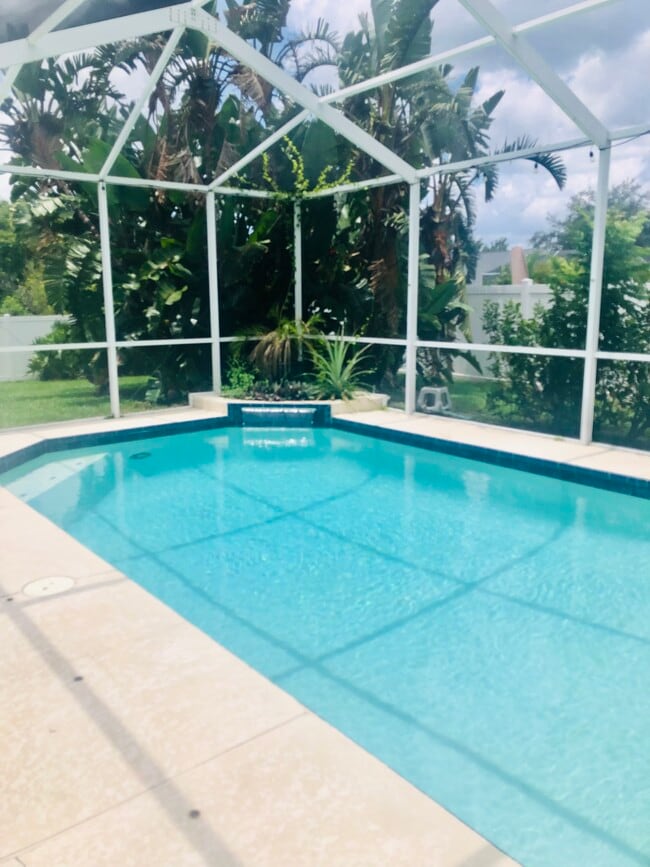 Building Photo - 1405 W River Ct