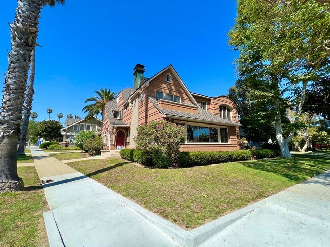 Building Photo - Historic Bluff Park 1BD Retreat | Top Floor Vintage Gem