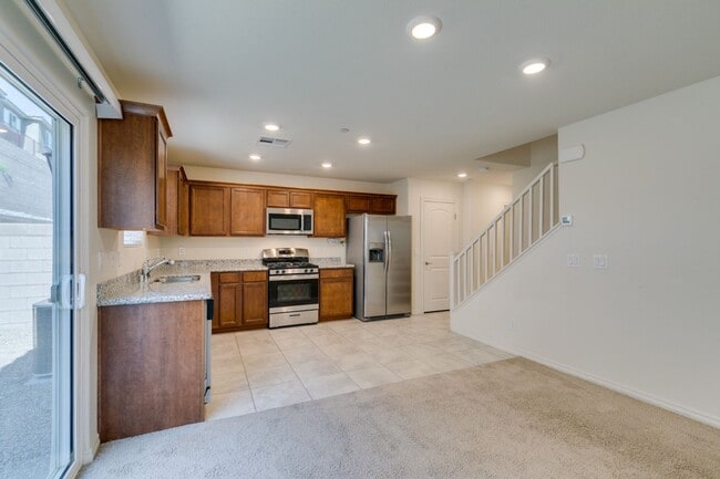 Building Photo - GORGEOUS TOWNHOME*UPGRADED*ALL APPLIANCES*...