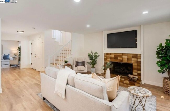 Building Photo - 725 Old Creek Rd