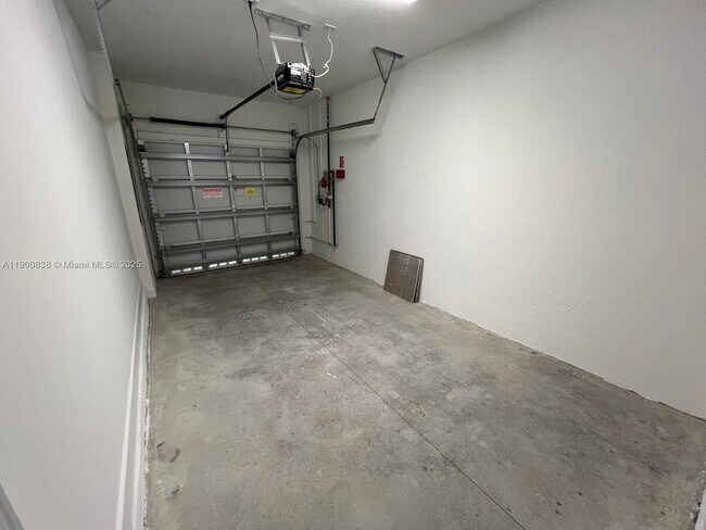 Building Photo - 136 SW 170th Ave