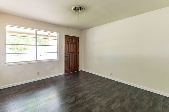 Building Photo - 4 Bed 3 Bath Brick Home with Fenced Yard