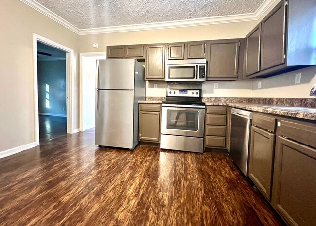 Building Photo - Adorable 2 Bedroom in the Heart of Rossville