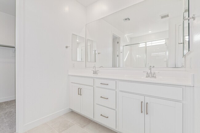 Building Photo - 713 W Longwood Dr