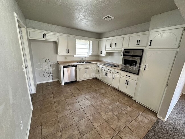Building Photo - 8417 S Villa Ave