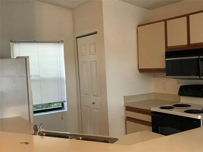 Building Photo - 9999 Summerbreeze Dr