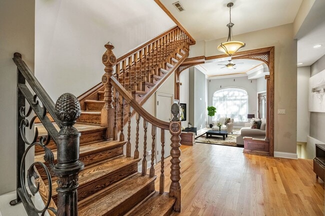 Building Photo - 2140 W Monroe St