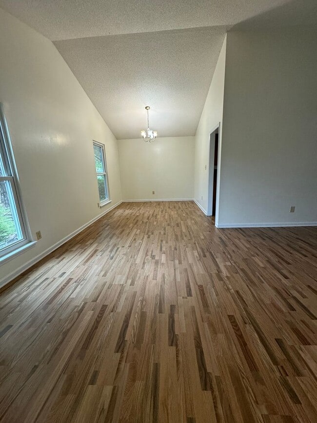 Building Photo - Snuggle Up on Sitton