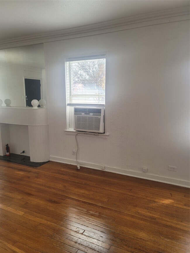 Building Photo - 1920 Binz St