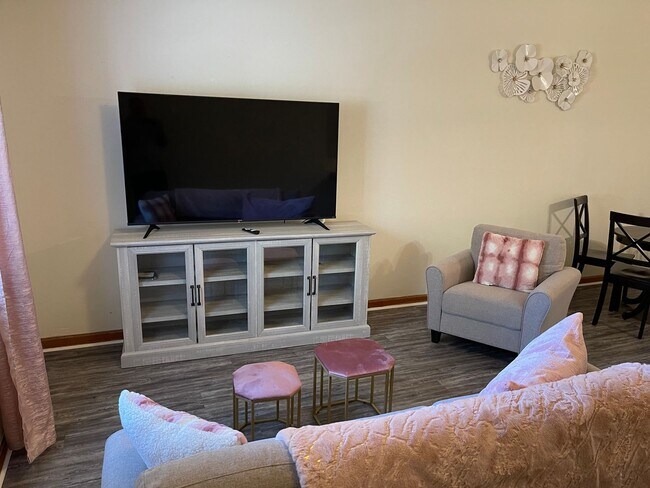Building Photo - Cozy 1 bedroom townhome