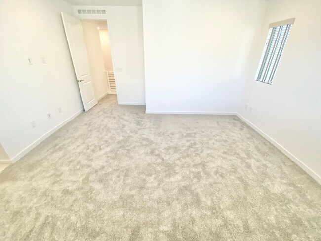 Building Photo - STUNNING LIKE NEW SINGLE-FAMILY HOME 3 BEDROOM / 2.5 BATHROOMS, WITH 2 CAR GARAGE!!