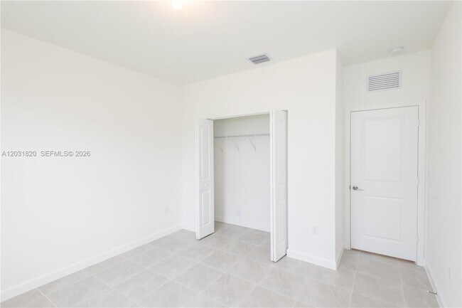 Building Photo - 2636 SE 8th Ct