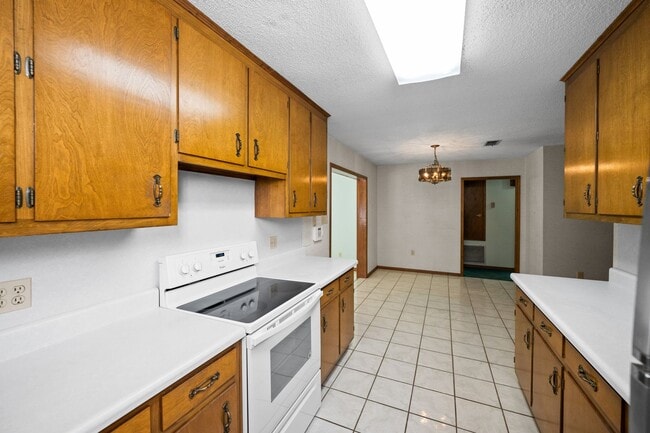 Building Photo - 18050 Steele Dr