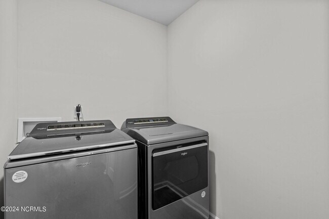 Building Photo - 525 Birdsong Dr