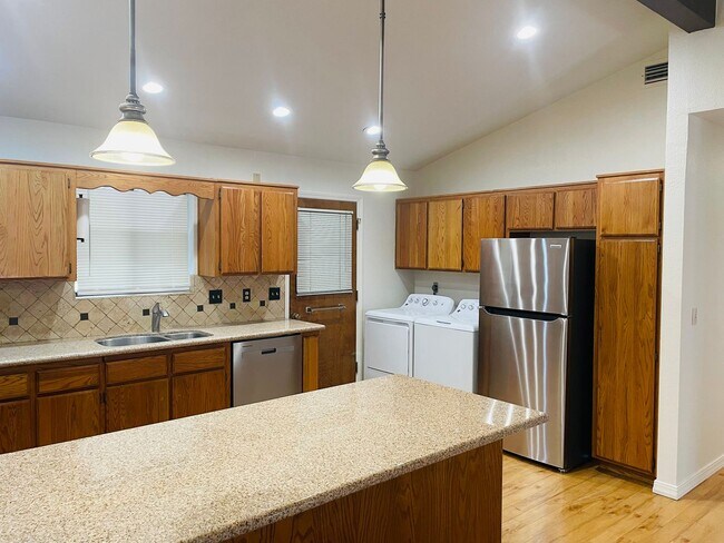 Building Photo - 155 Canyon Diablo Rd