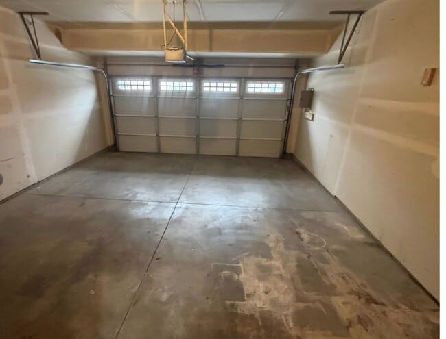 Building Photo - Great Location