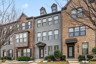 Building Photo - Stunning Luxury Townhome for Rent in Westmoore!