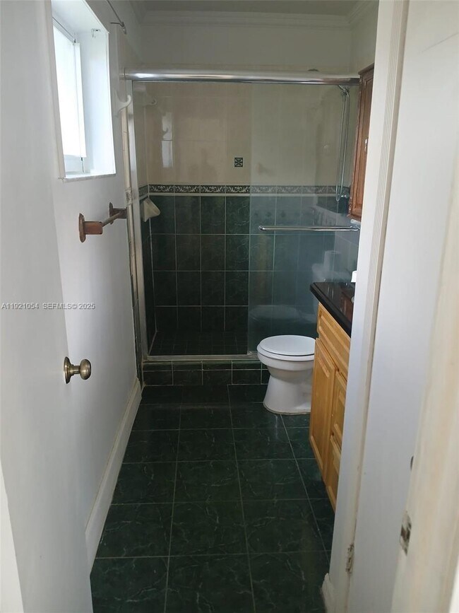 Building Photo - 5550 Lakewood Cir S