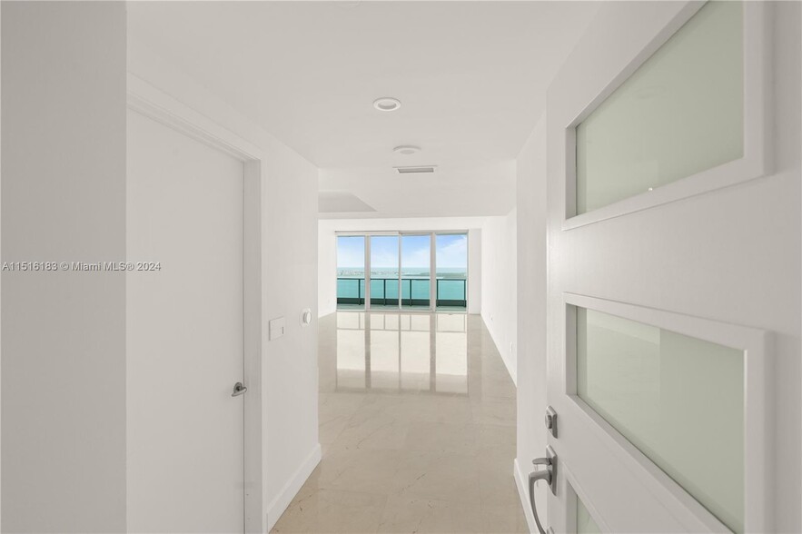 Building Photo - 1331 Brickell Bay Dr