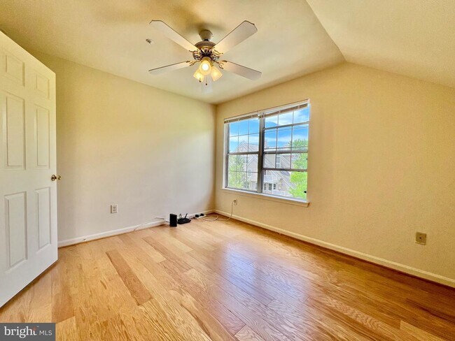 Building Photo - 927 Hillside Lake Terrace