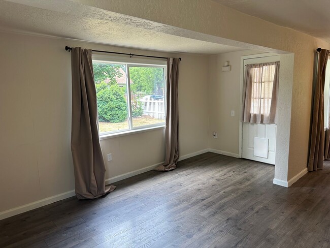 Building Photo - Charming 3 bed 1 bath house in a great a n...