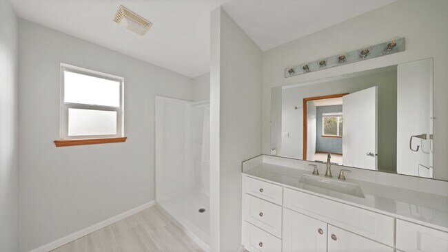 Building Photo - 3 Bed 2.5 Bath - Fireside - NAS Whidbey - Groups