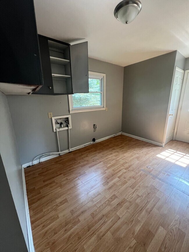 Building Photo - 2 bedroom/1 bath house for rent