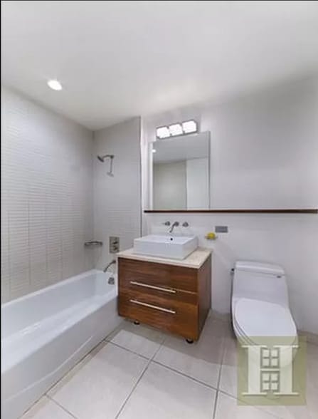 Building Photo - 225 W 60th St