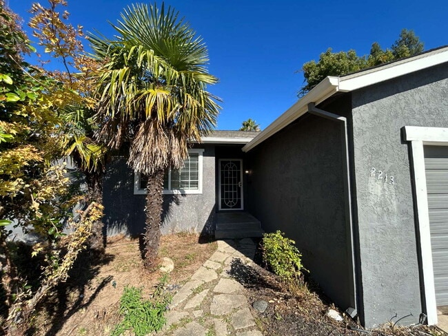 Building Photo - Refreshed 4bed 2bath in Roseville