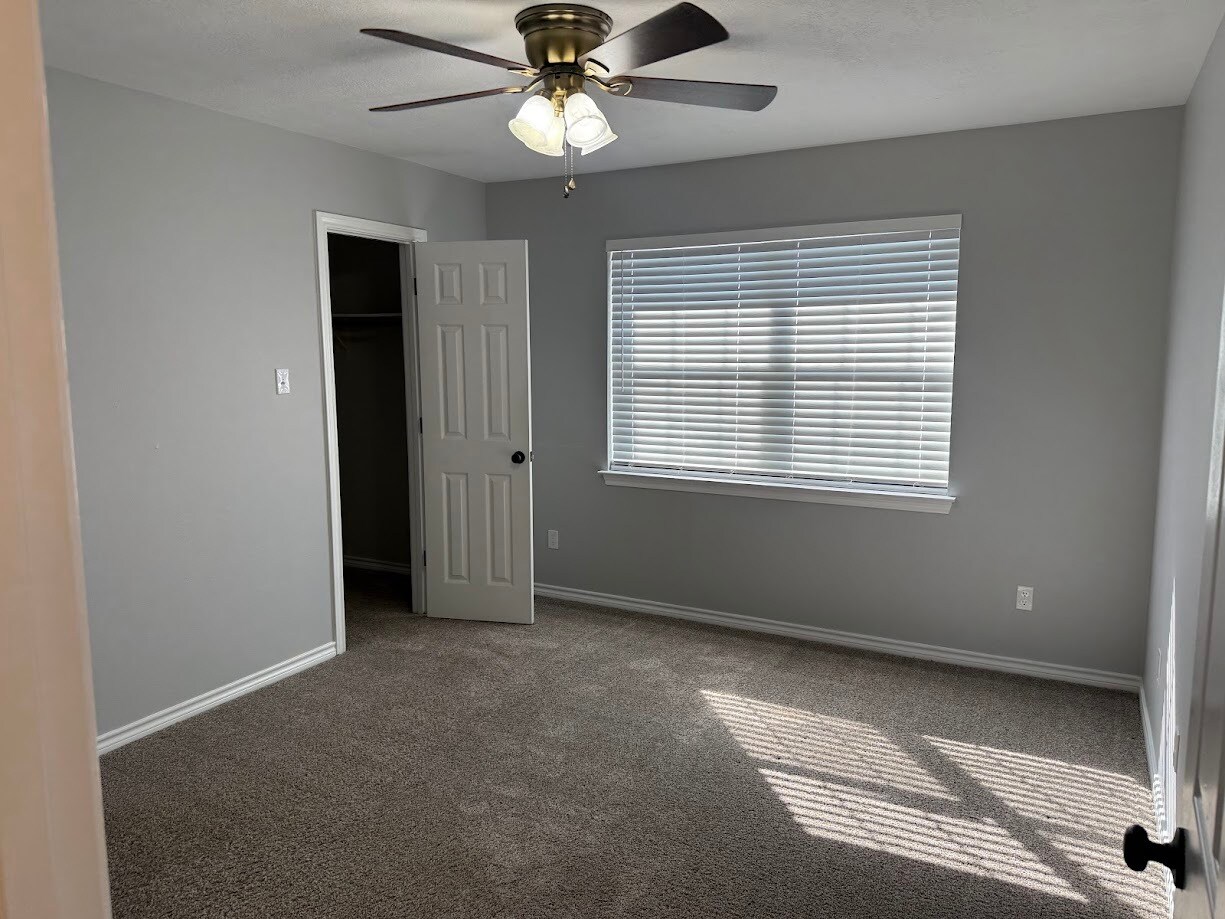 Building Photo - 1802 Sara Dr