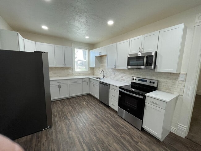 Building Photo - Newly Renovated 4 bedroom with land!