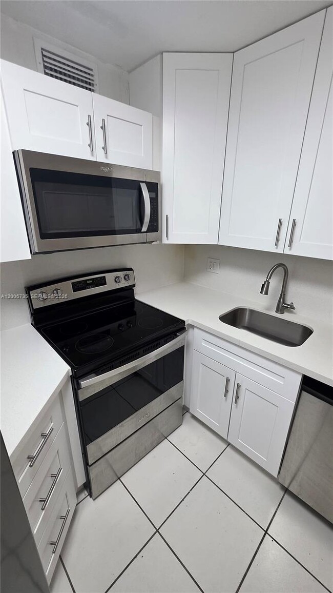 Building Photo - 216 Lake Pointe Dr