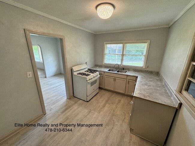 Building Photo - 327 Woolfolk St
