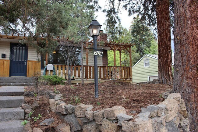 Building Photo - Historic Midtown Bend Gem with Detached St...