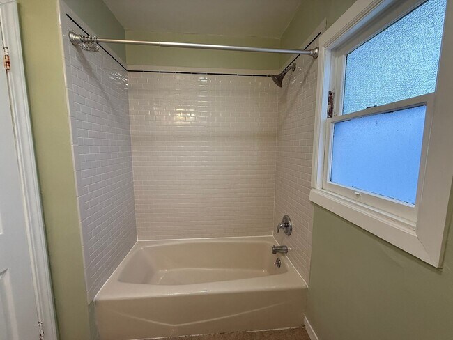 Building Photo - 5BR 1.5BA Berkeley Home | W/D, Dishwasher, Backyard + Storage Near Shattuck & Berkeley Bowl