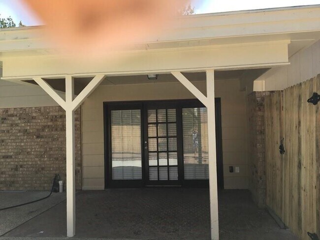 Building Photo - 3113 Kensington Dr