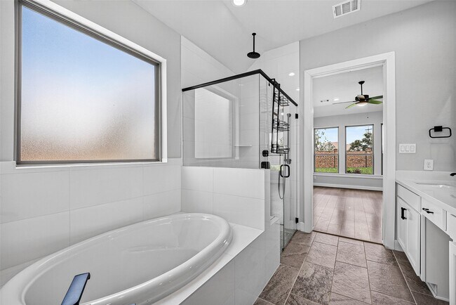 Building Photo - 2600 Golden Palms Ln