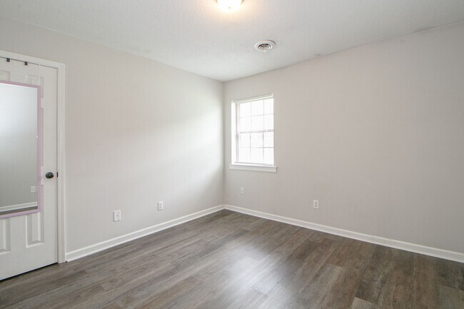 Building Photo - 404 -03 Thompsonville Lane