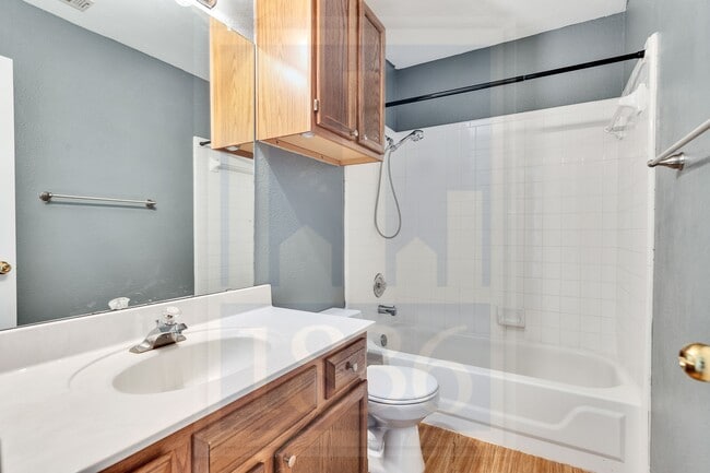 Building Photo - 2104 Grove Dr