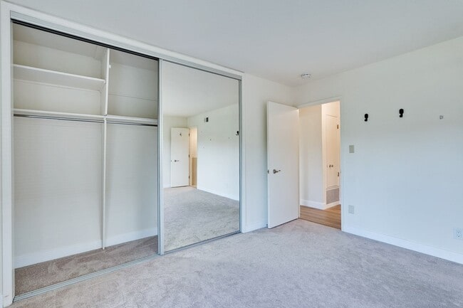 Building Photo - Top floor 2 Bed 2 Bath Condo in Los Altos!