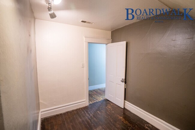Building Photo - 4 Bedroom Victorian Single Family Home
