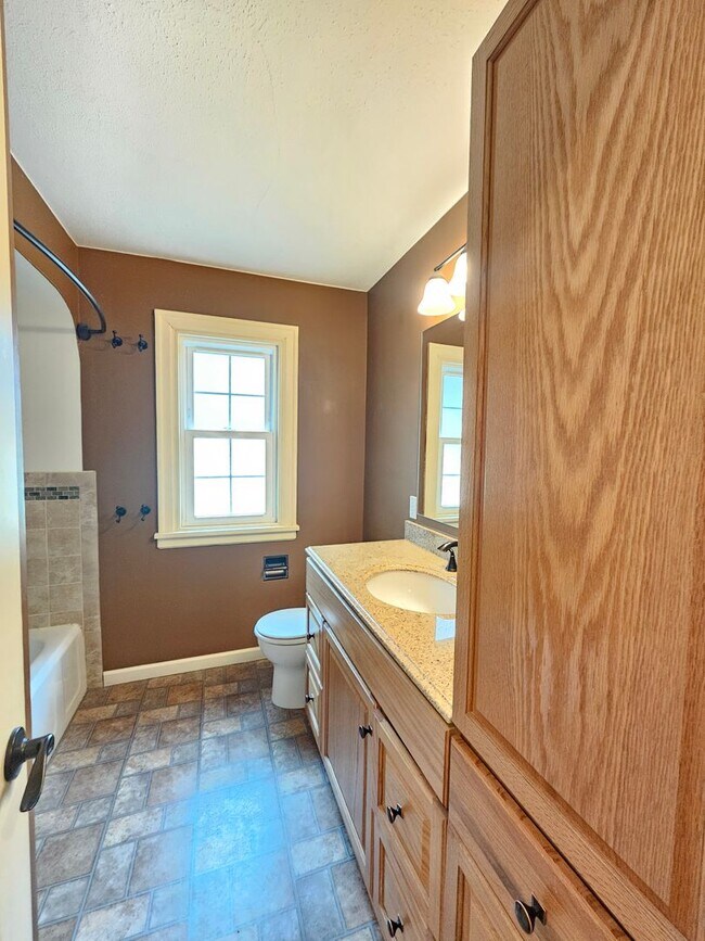 Building Photo - $2,300 - 4 Bed / 2 Bath Charming Home In P...