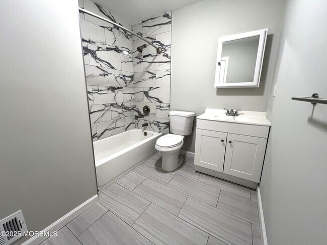 Building Photo - 15 Briar Mills Dr
