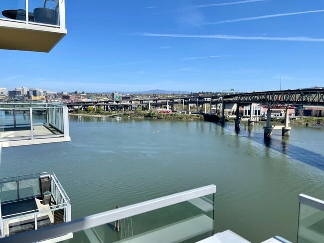 Building Photo - Beautiful 1 Bed 1 Bath Waterfront Condo w/...