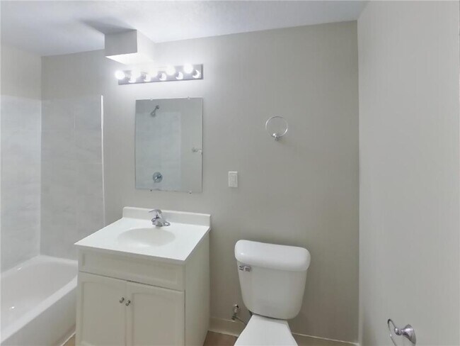 Building Photo - 1633 Sherwood Ave