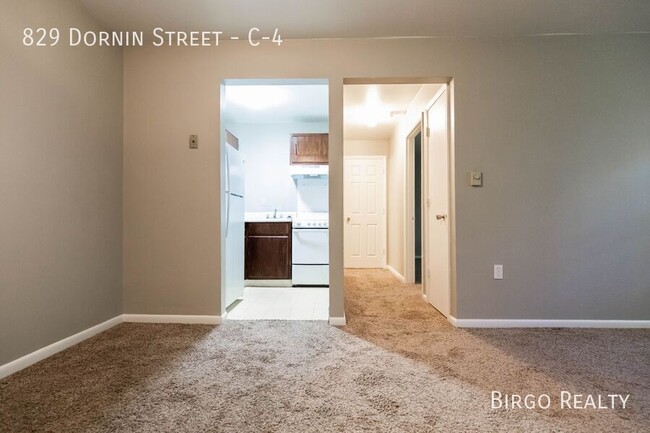 Building Photo - Comfortable 1 Bed/1 Bath APARTMENT in GREE...