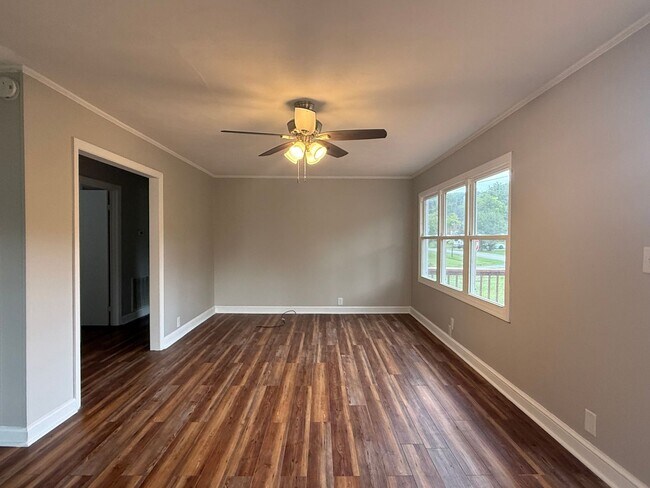 Building Photo - 4 Bedroom 1 Bathroom Home Located in Greeneville, TN