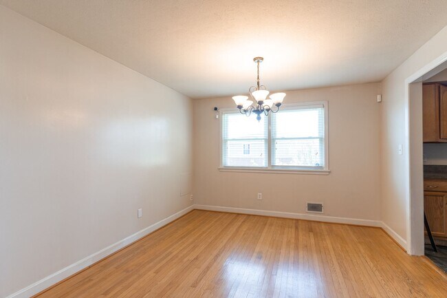 Building Photo - Welcome to this charming 3-bedroom, 2 full...